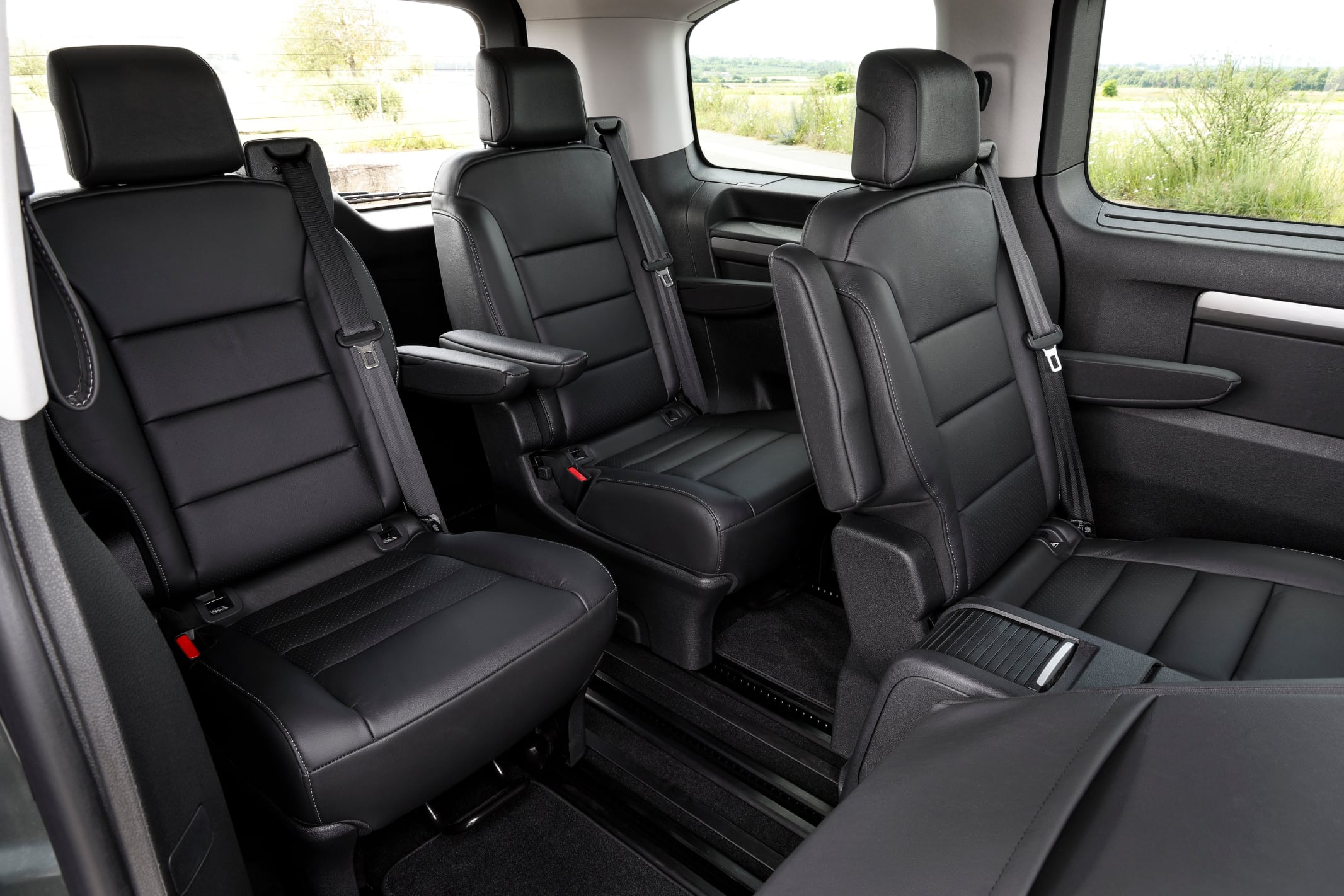 Vista interior del nuevo Opel Zafira 2026 de 4,98 metros en color gris metalizado, destacando su diseño de monovolumen moderno y puertas correderas para pasajeros.